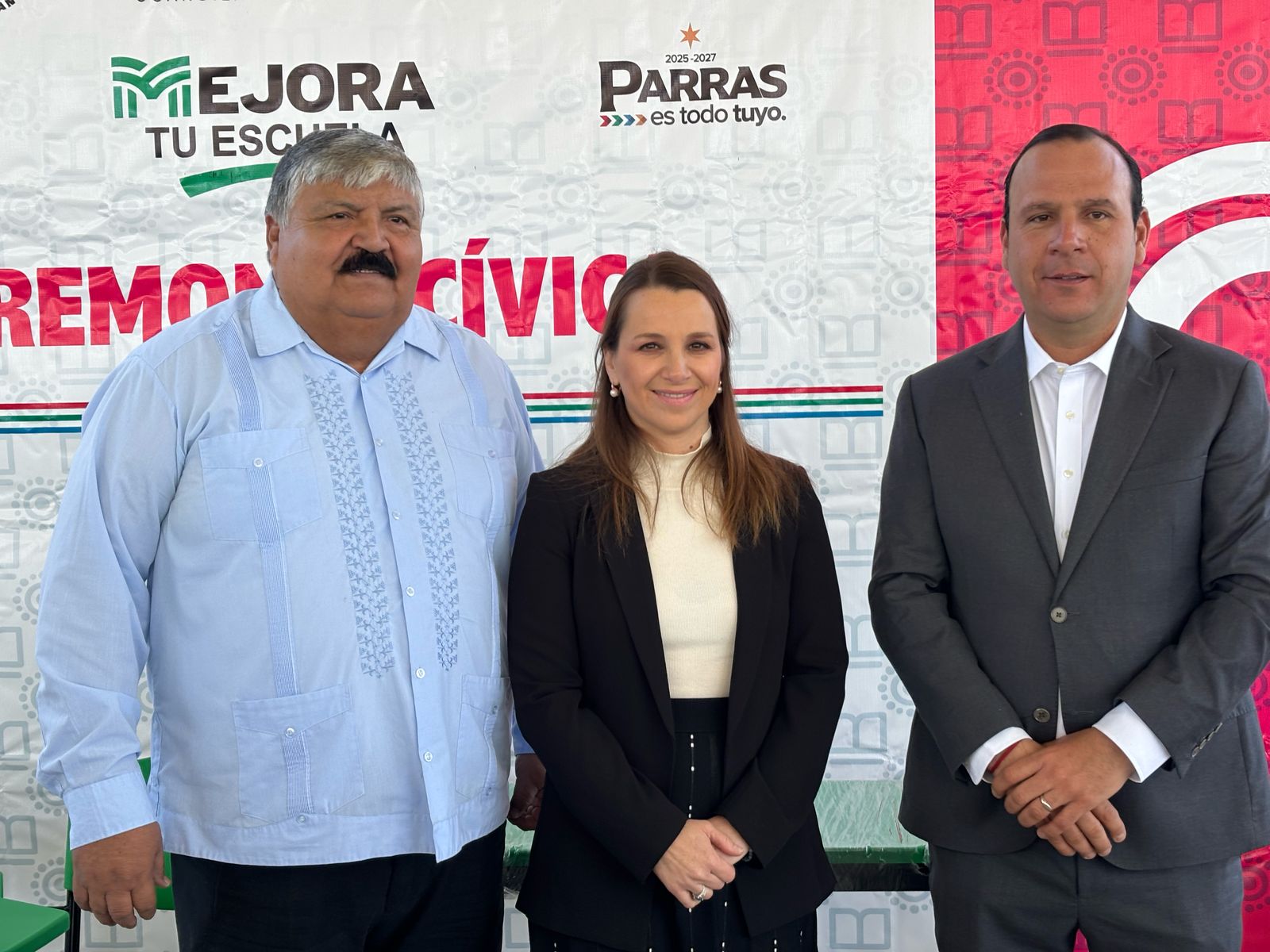 Entregan mobiliario a escuela de Parras