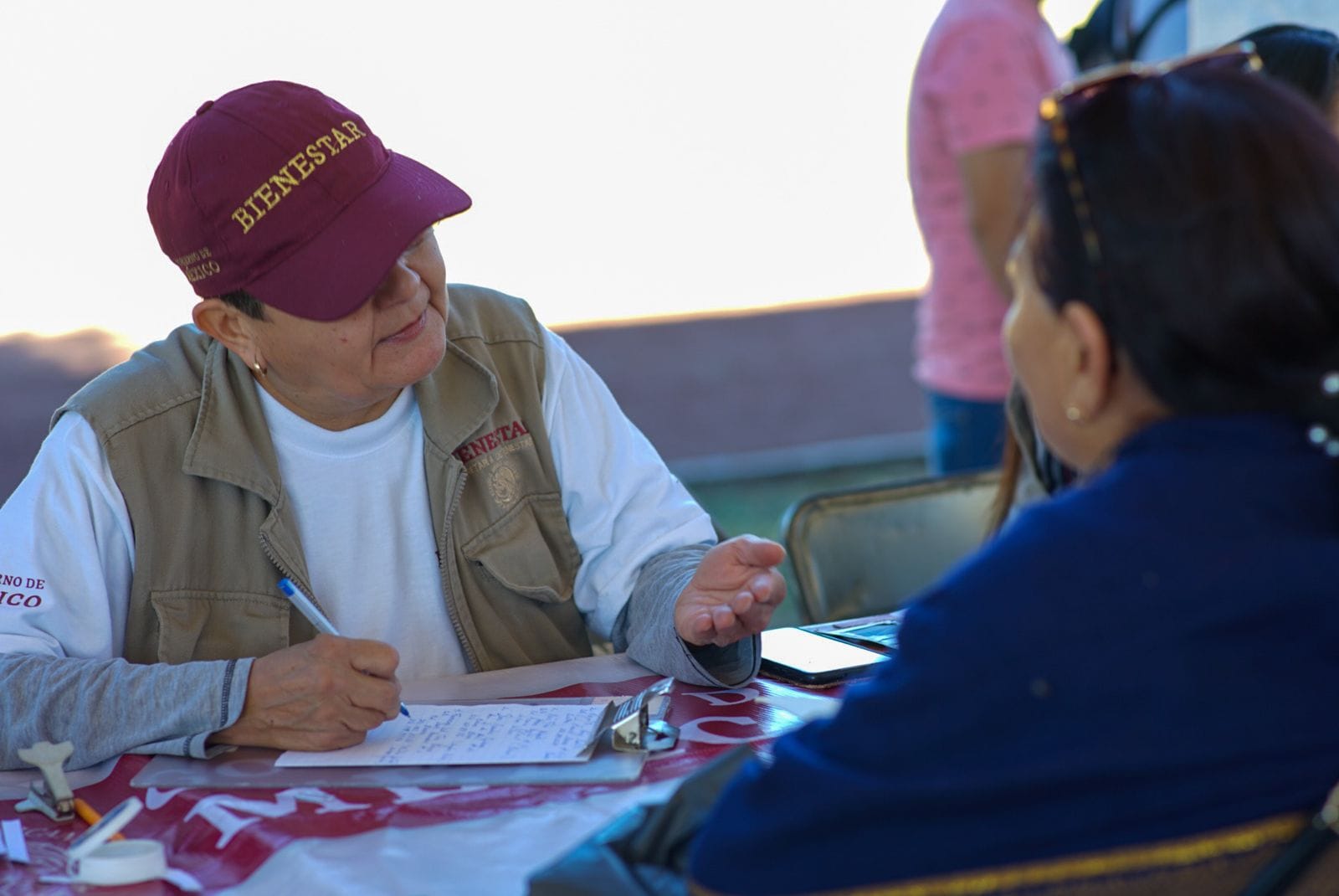 Inscribe Bienestar a mujeres de 63 y 64