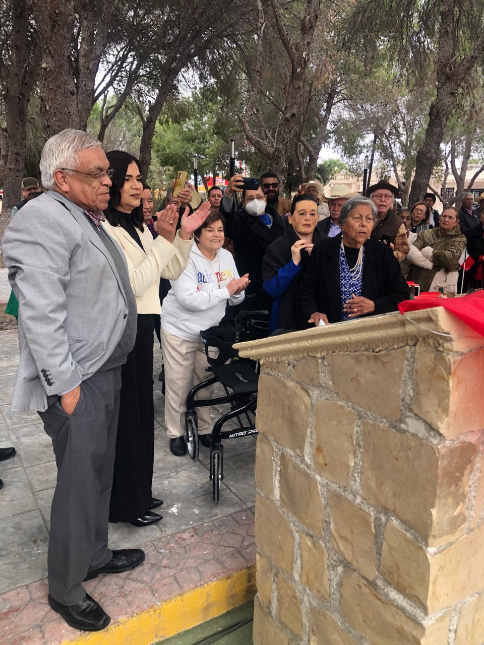 Reconocen a hombres y mujeres de la Revolución