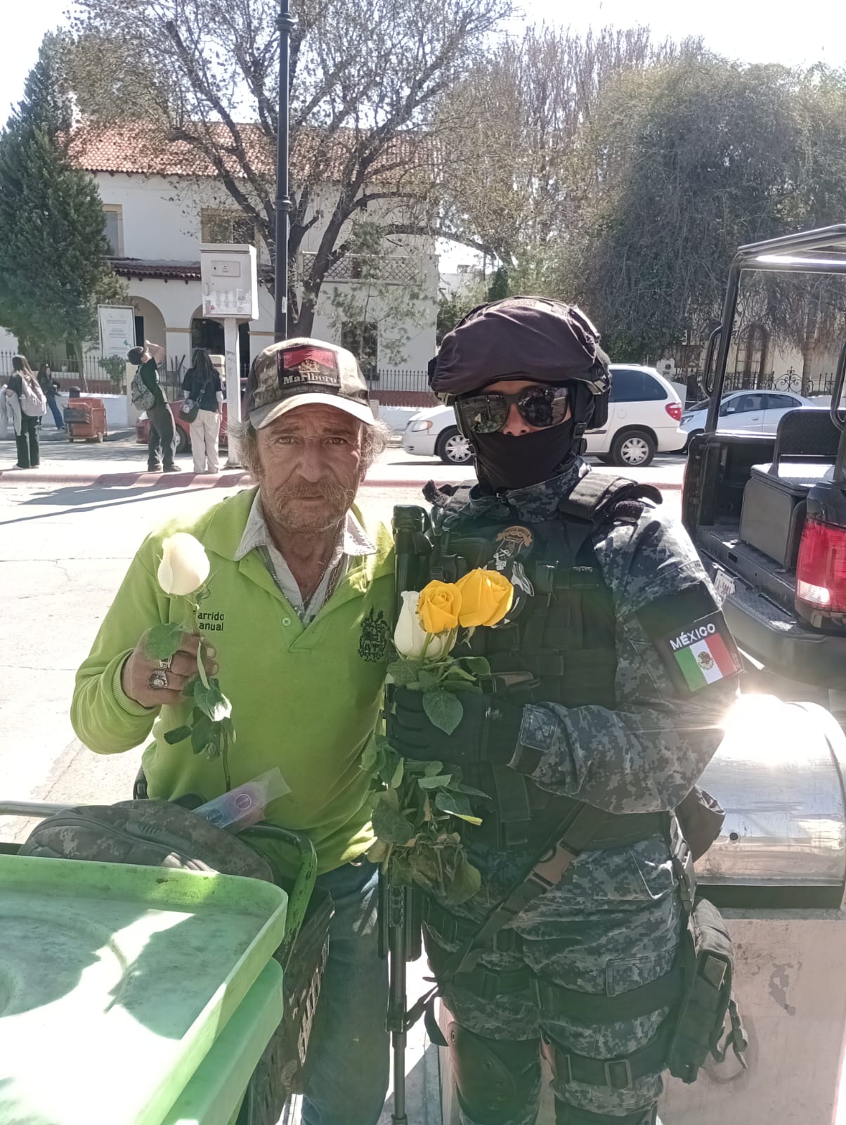 Regalan policías de Saltillo presentes de San Valentín