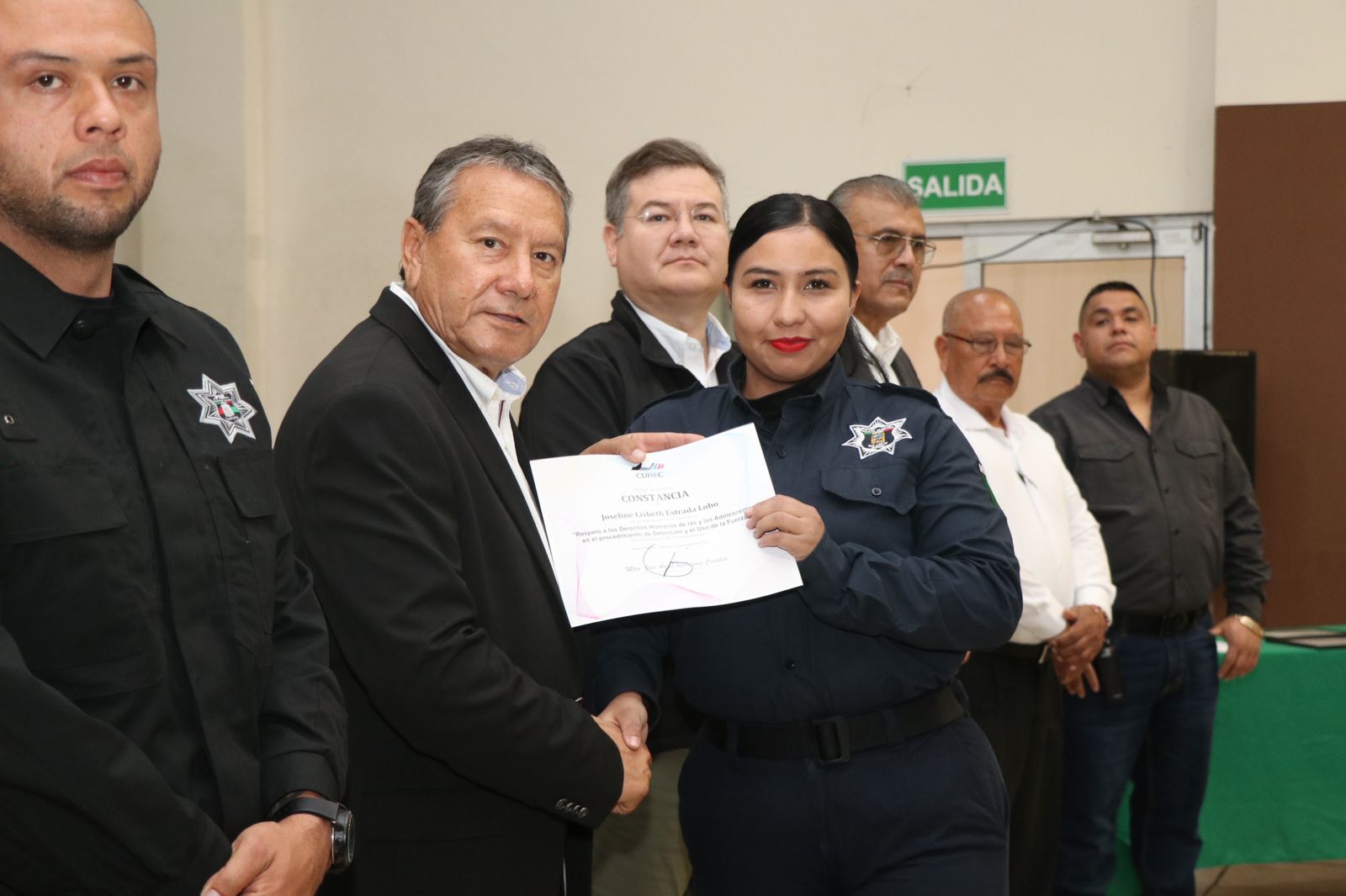 Entrega Óscar Ríos constancia a policías