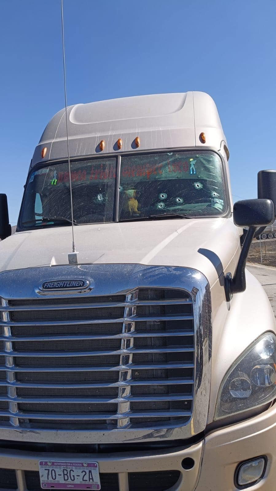 Balean a trailero en NL; Lo auxilian en Coahuila