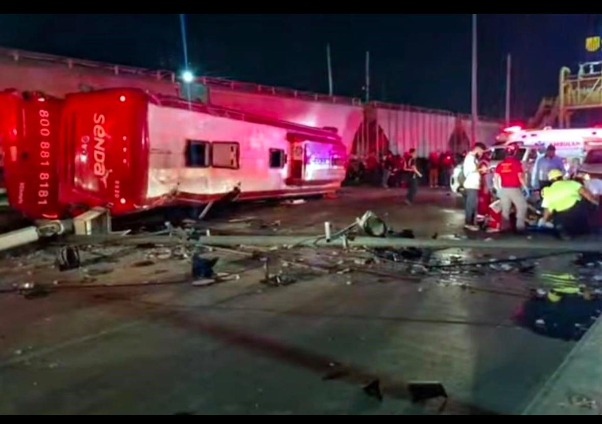 Impacta tren a autobús de pasajeros; 1 muerto