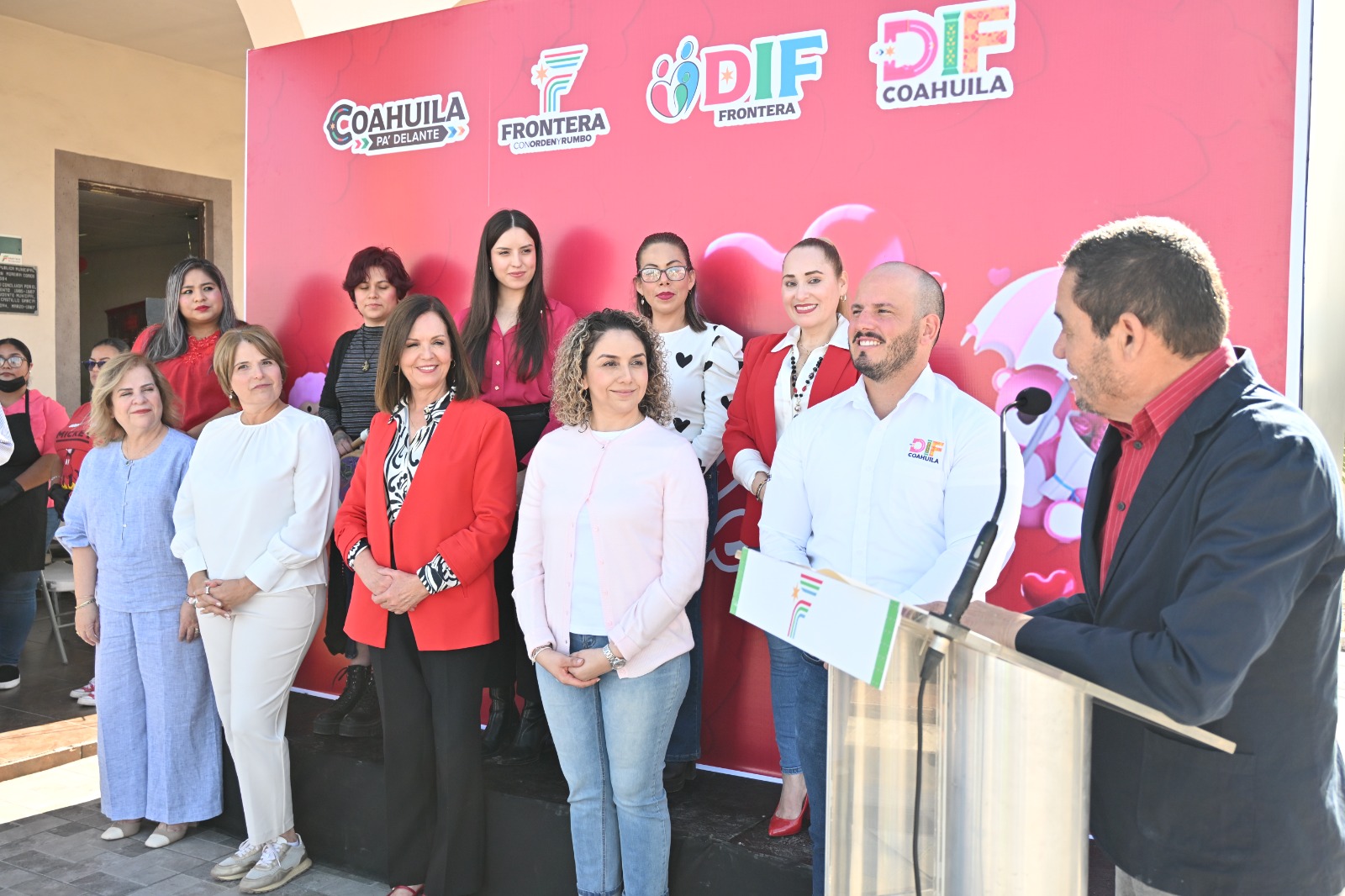 Sari Pérez y DIF Coahuila impulsan creatividad y talento femenil en Mercadito de San Valentín