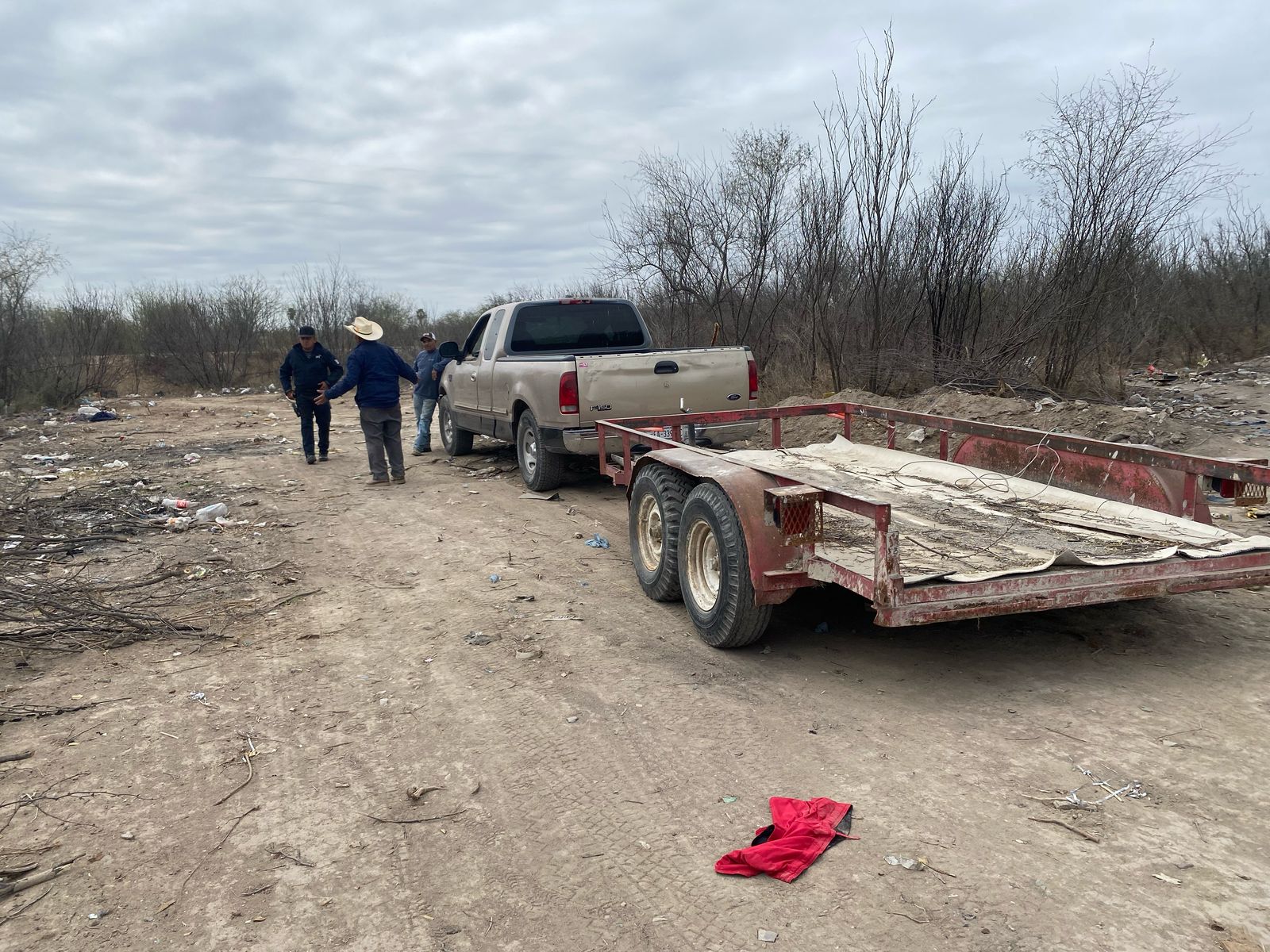 Sorprenden a dos hombres tirando basura en la vía publica en Sabinas: Son sancionados