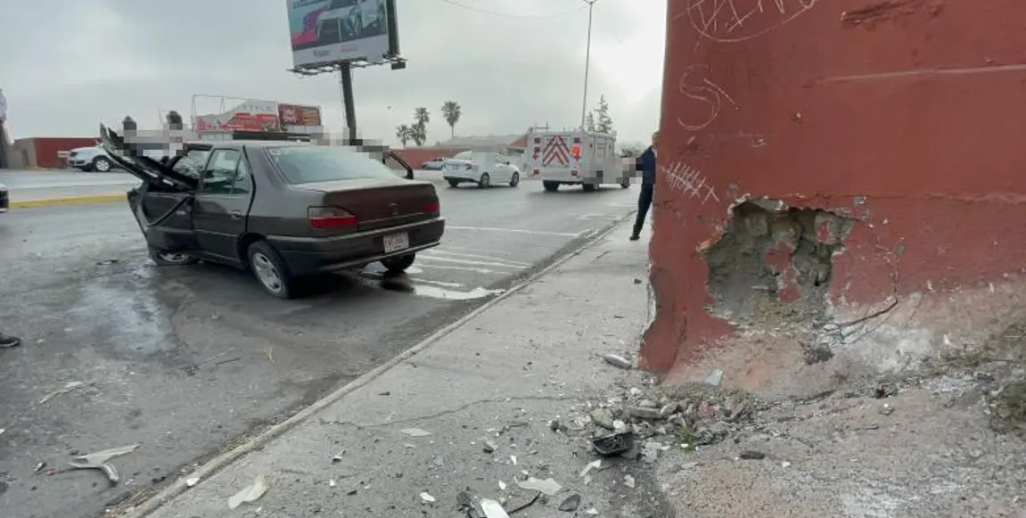 Mujer choca contra vivienda en Saltillo