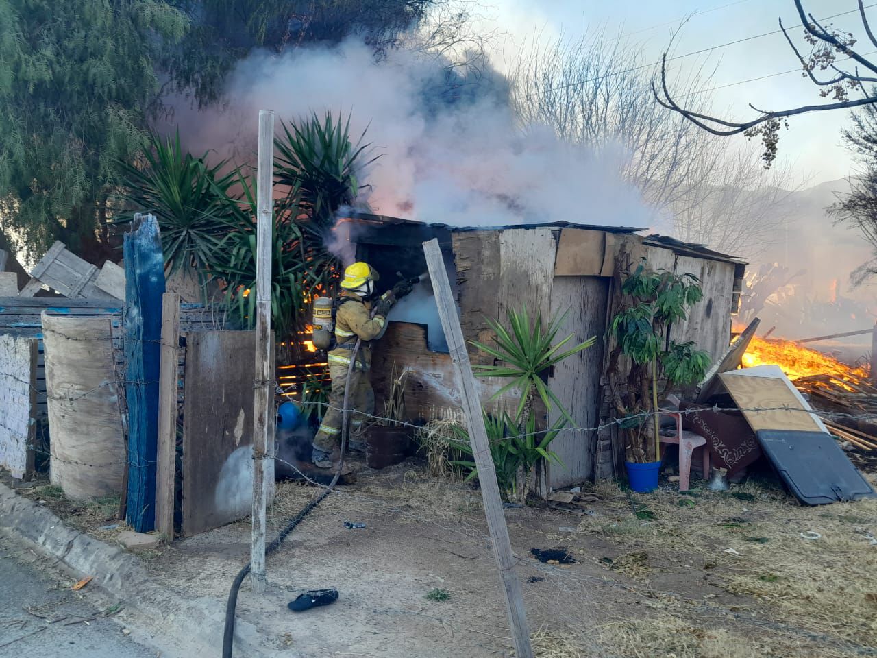 Fuego consume dos humildes viviendas  