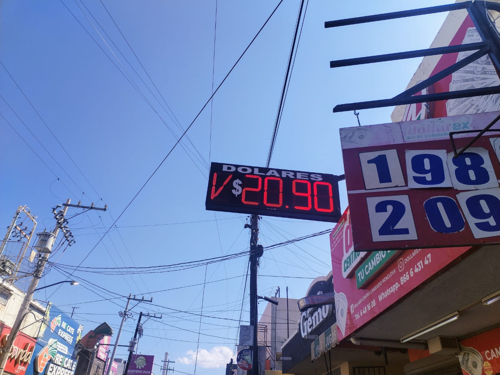 Alcanza dólar 20.90 en casas de cambio