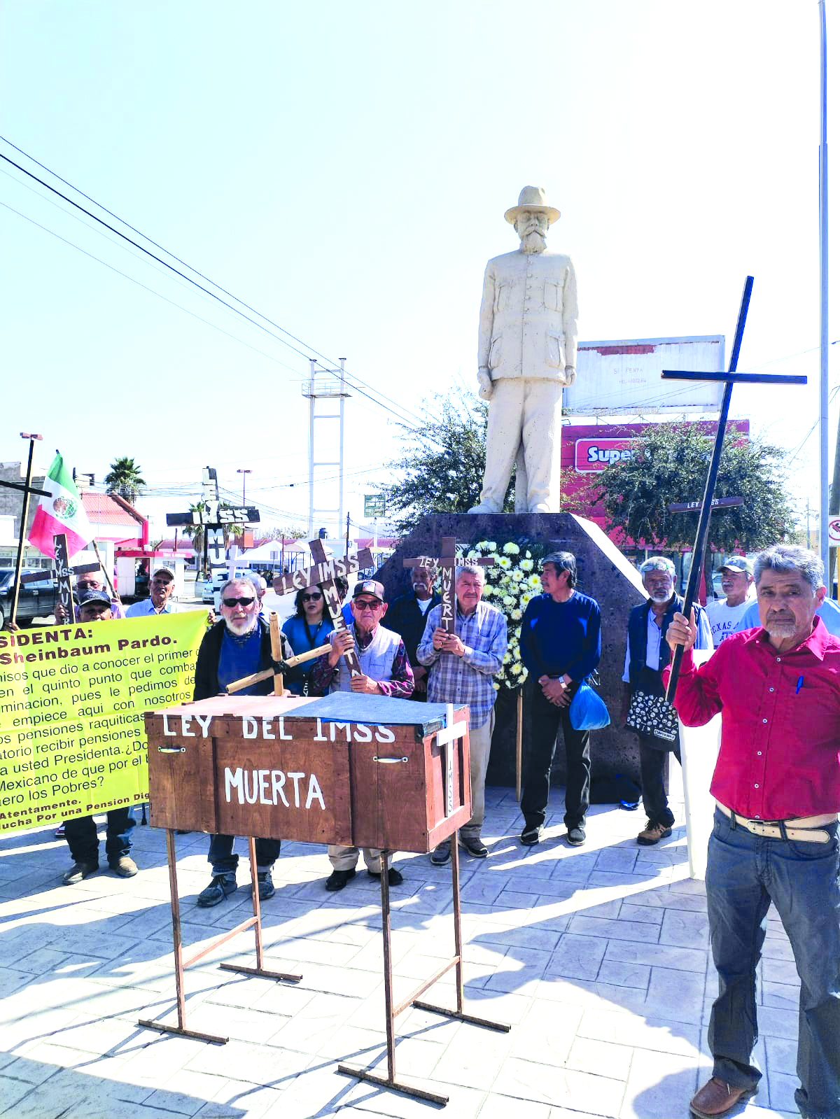 Organizan pensionados funeral a Ley del IMSS