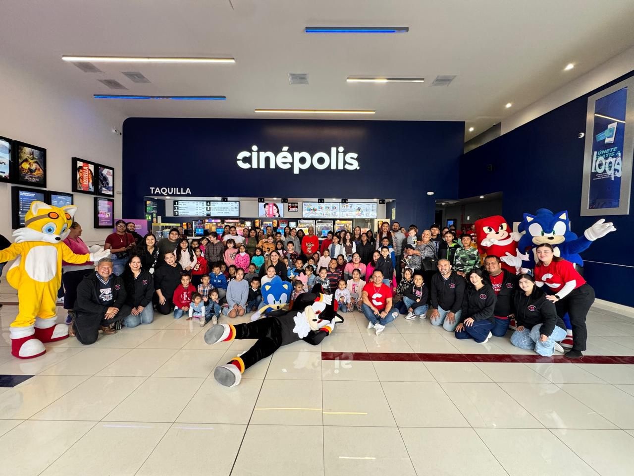 Disfrutan 200 niños función cine gratis