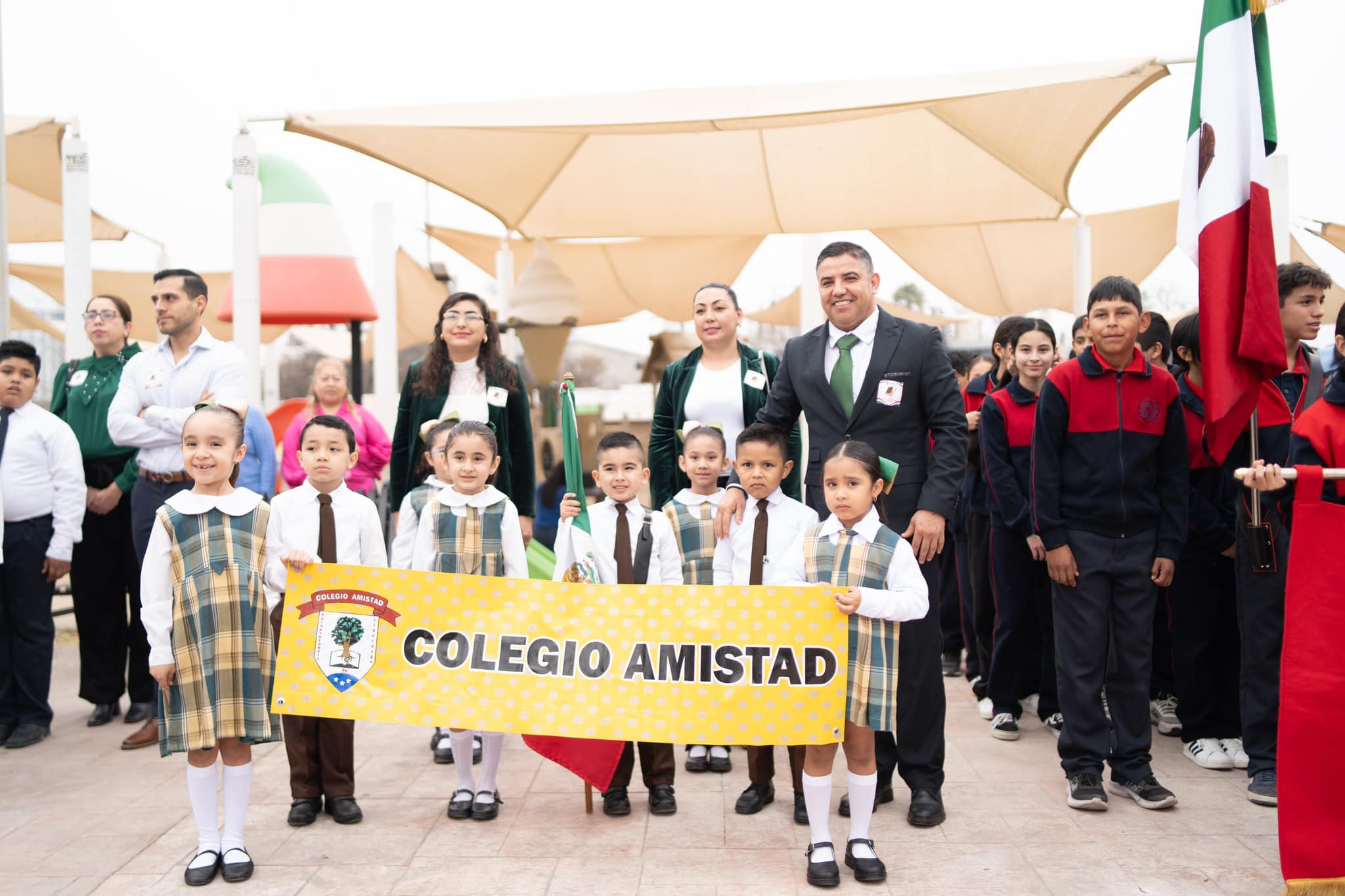 Celebra Sabinas la Constitución 