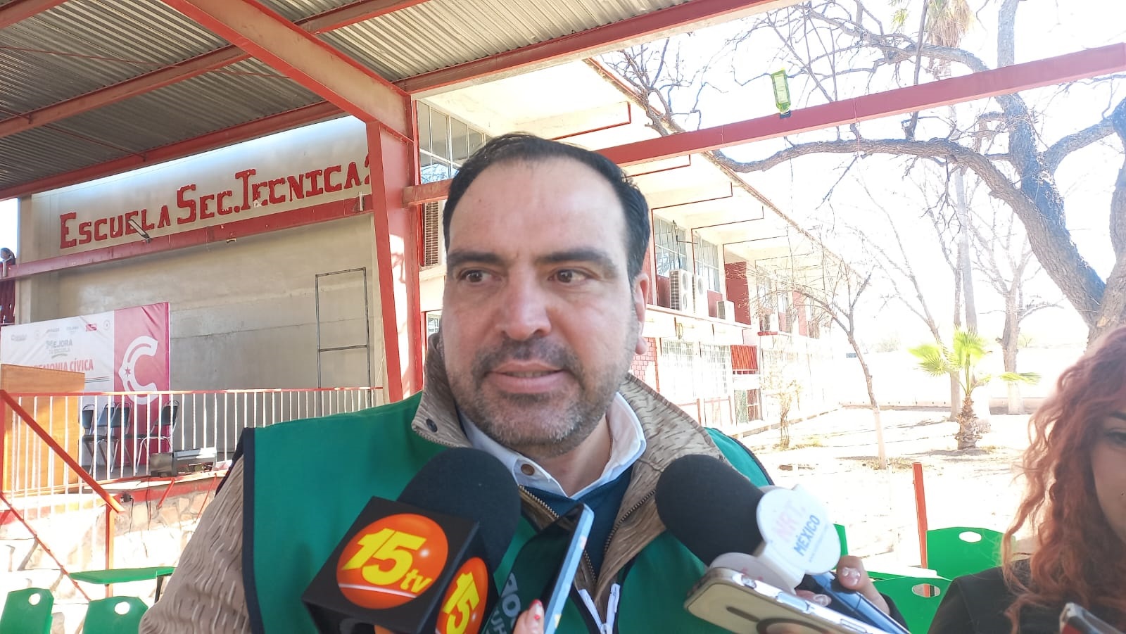 Reubicarán a estudiante; padres mantienen plantón