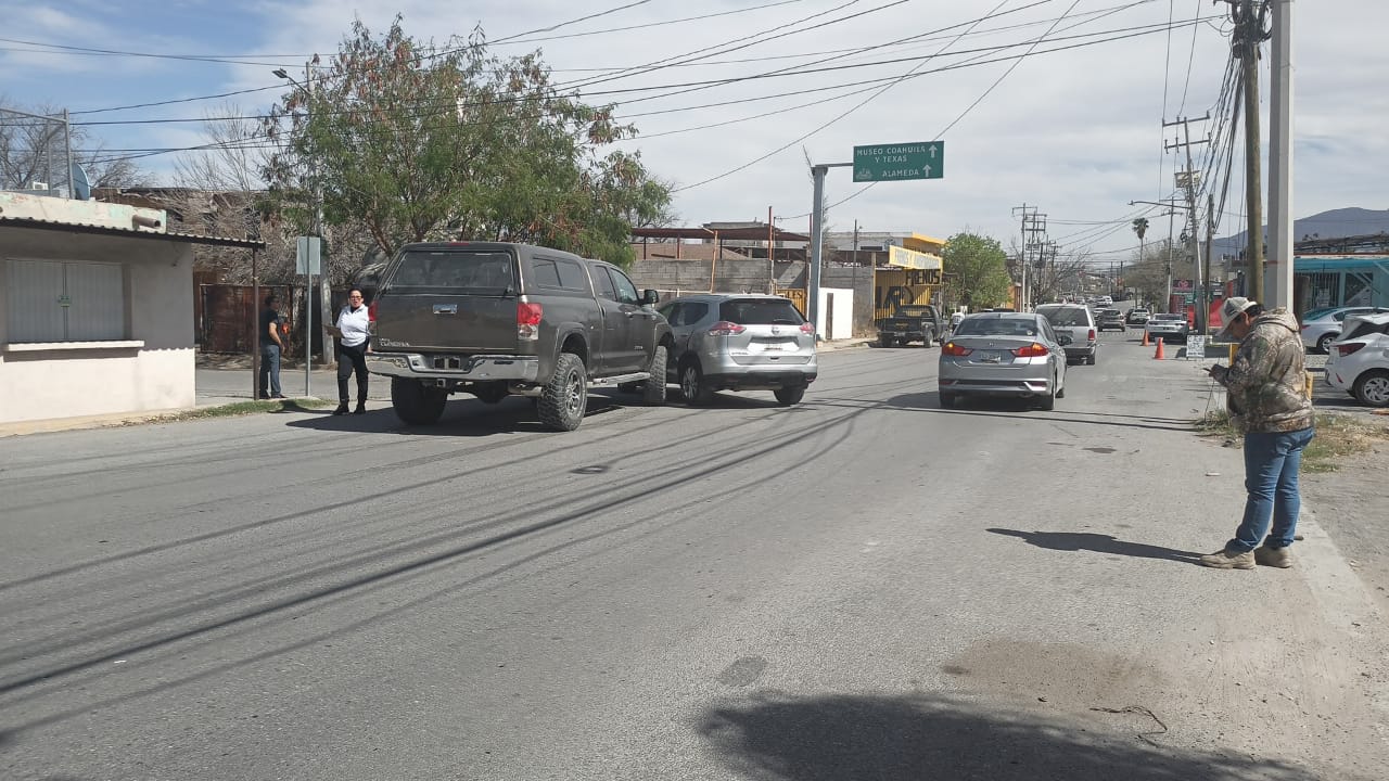 Cuantiosos daños al chocar en el Centro