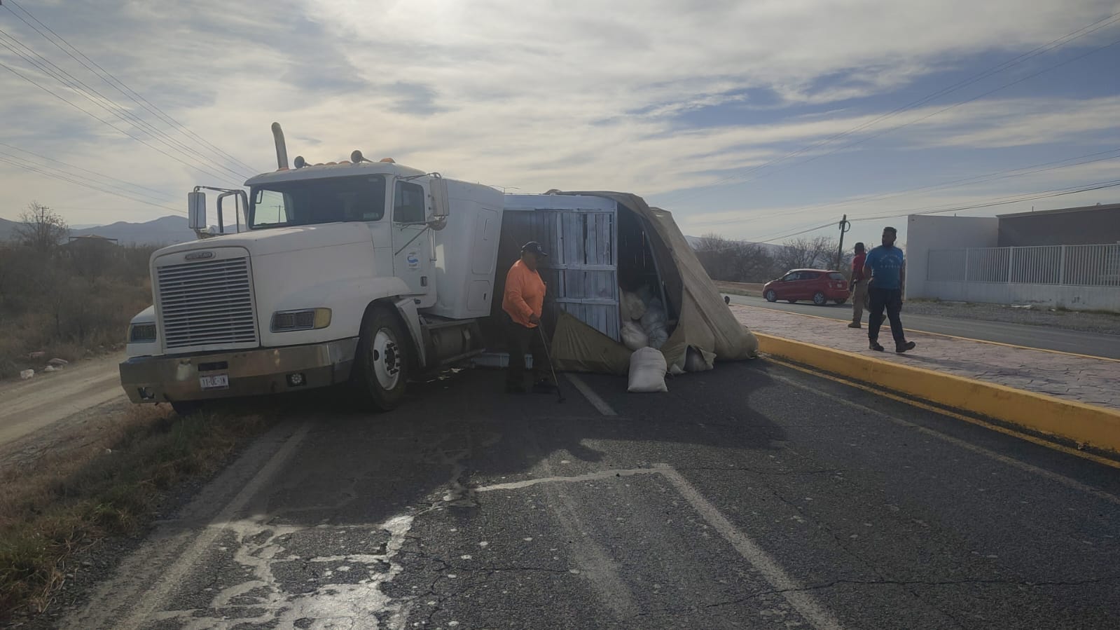 Queda obstruida la 30 al voltear caja de tráiler