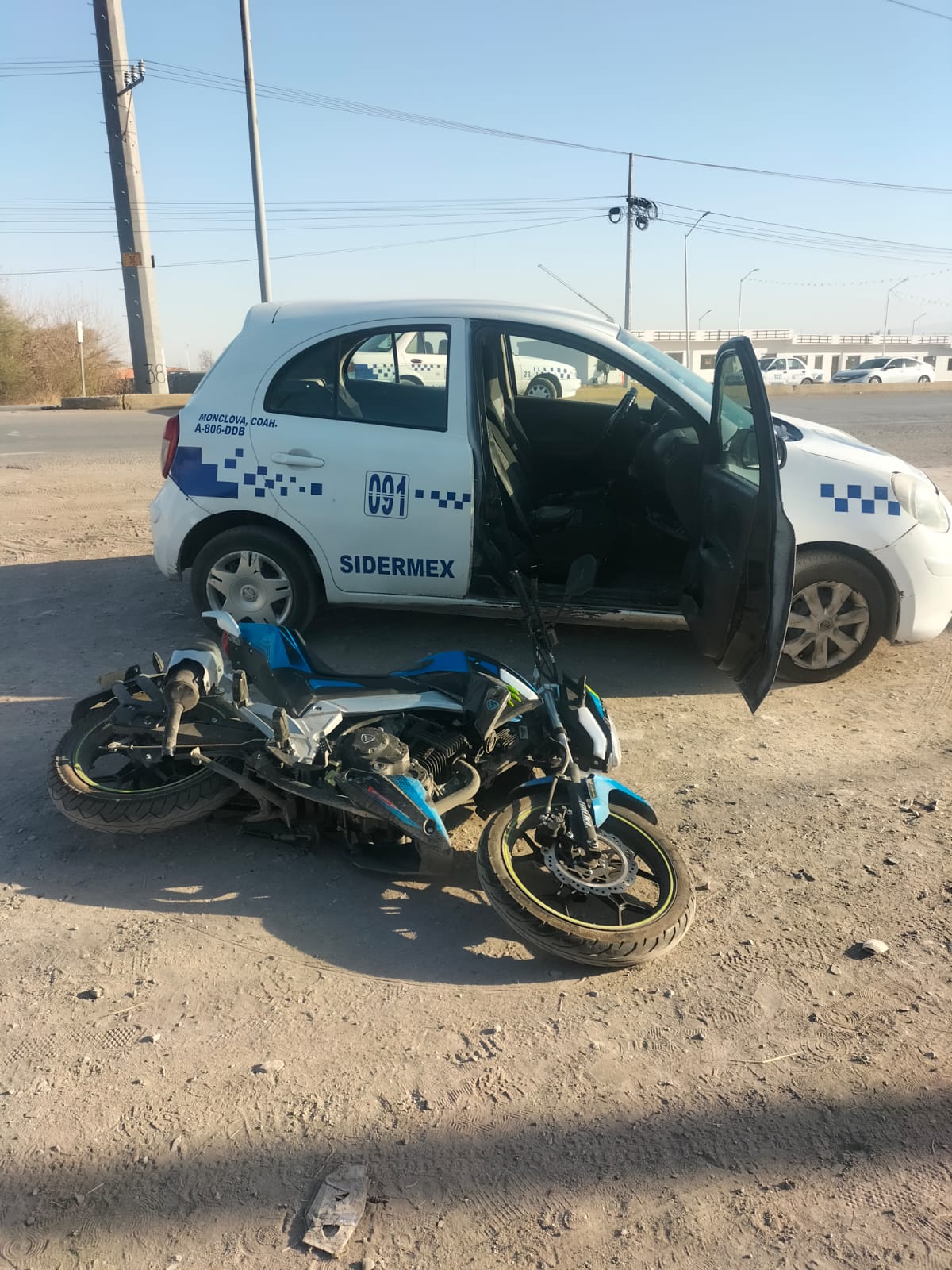 Impacta contra taxi joven motociclista