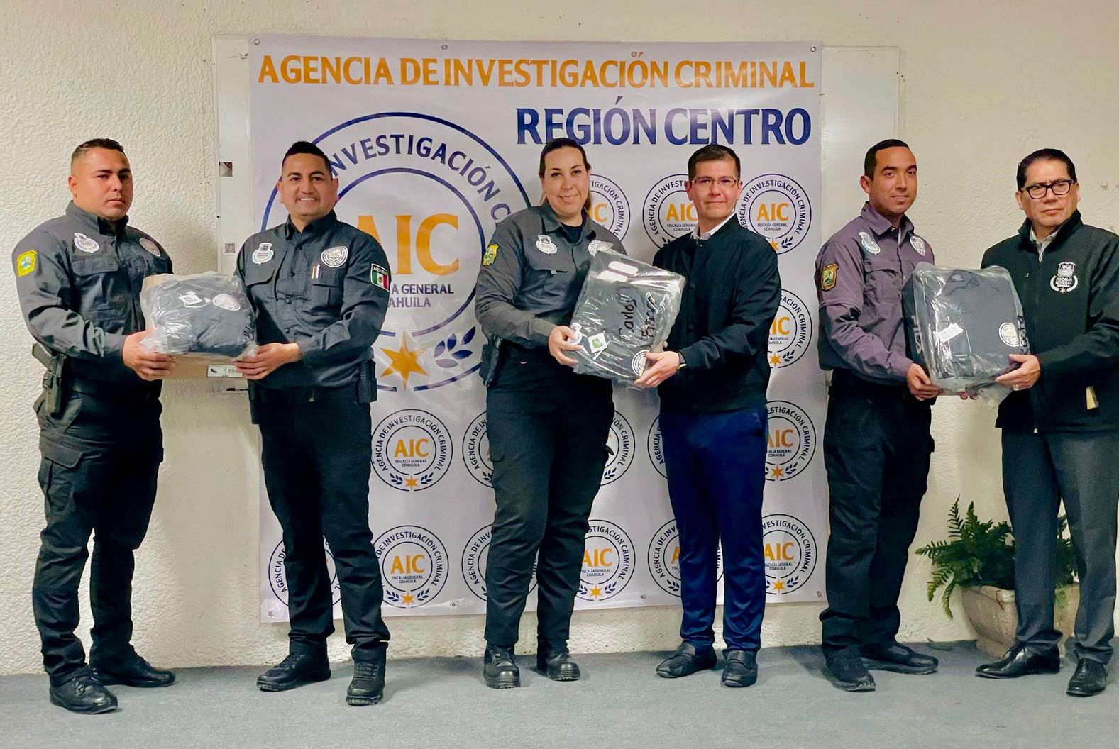 Entregan uniformes a elementos de la AIC
