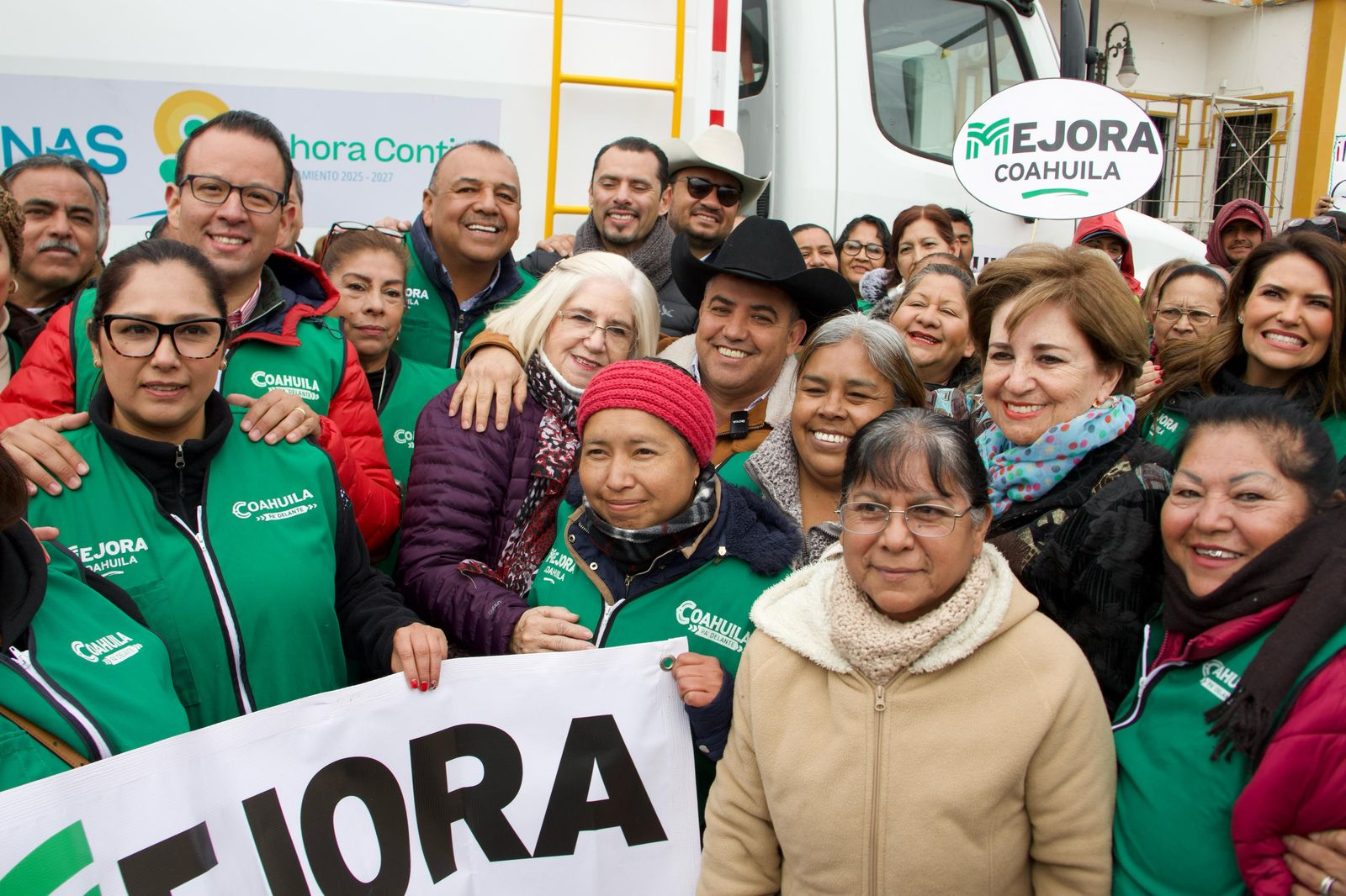 Dona Gobierno del Estado Camión de Basura a Sabinas