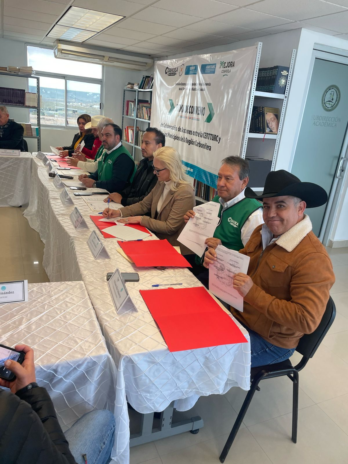Firman convenio para Escrituración entre Estado y Municipio.