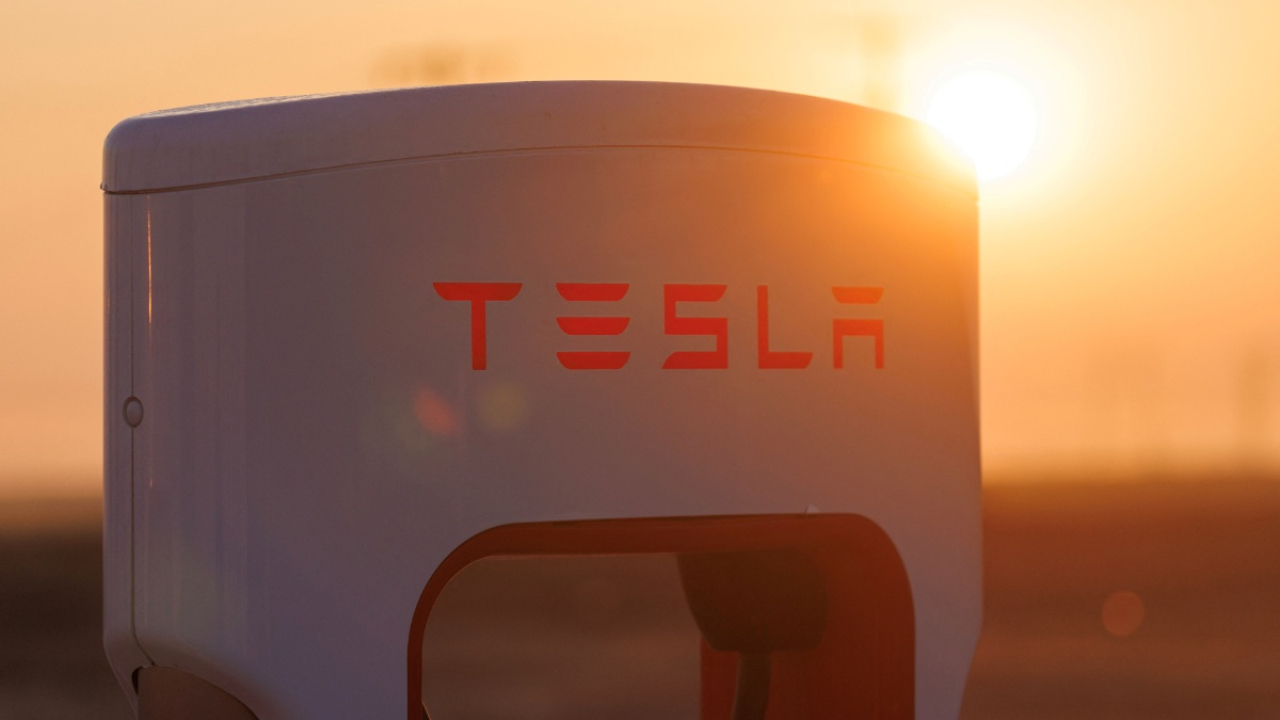 Tesla retira 376,000 vehículos en EU por fallas en la dirección asistida