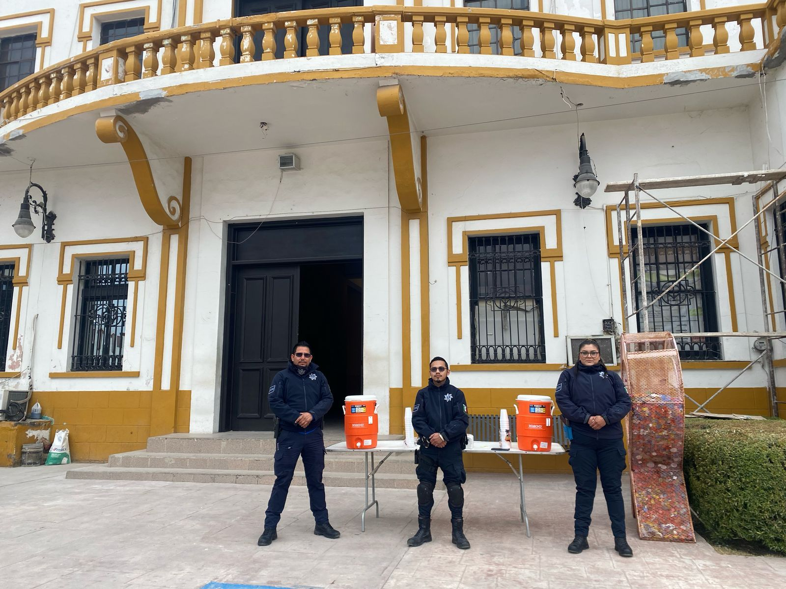 Reparte chocolate caliente por bajas temperaturas: policía de Sabinas