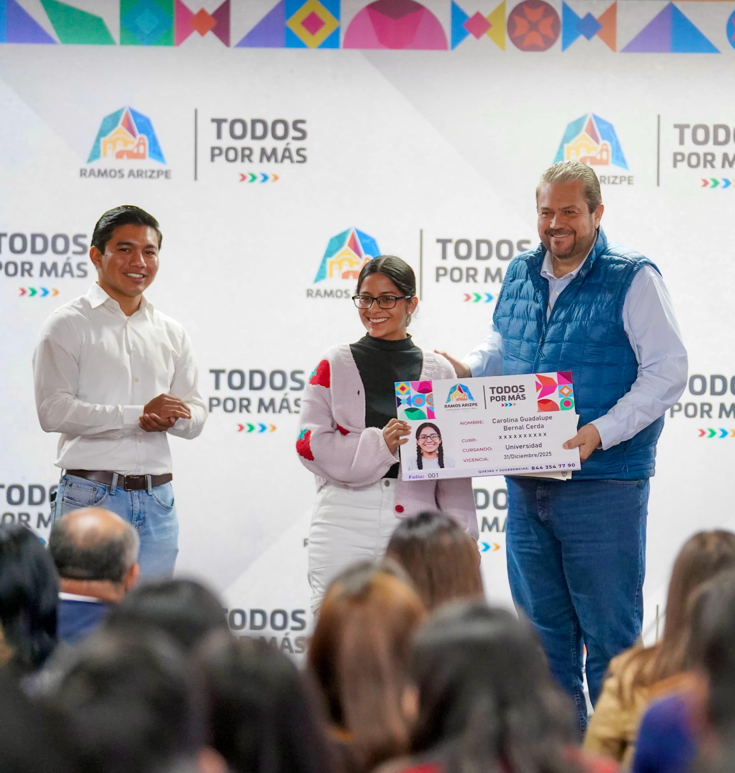 Apoya Tomás Gutiérrez a estudiantes; entrega credenciales