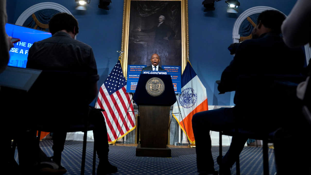 Eric Adams anuncia cierre de centro de gestión migratoria en Nueva York