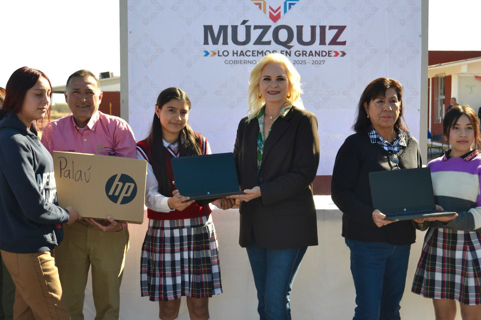 Alcaldesa Laura Jiménez Gutiérrez Donó 10 Computadoras al CECYTEC Álvaro Obregón de Palaú