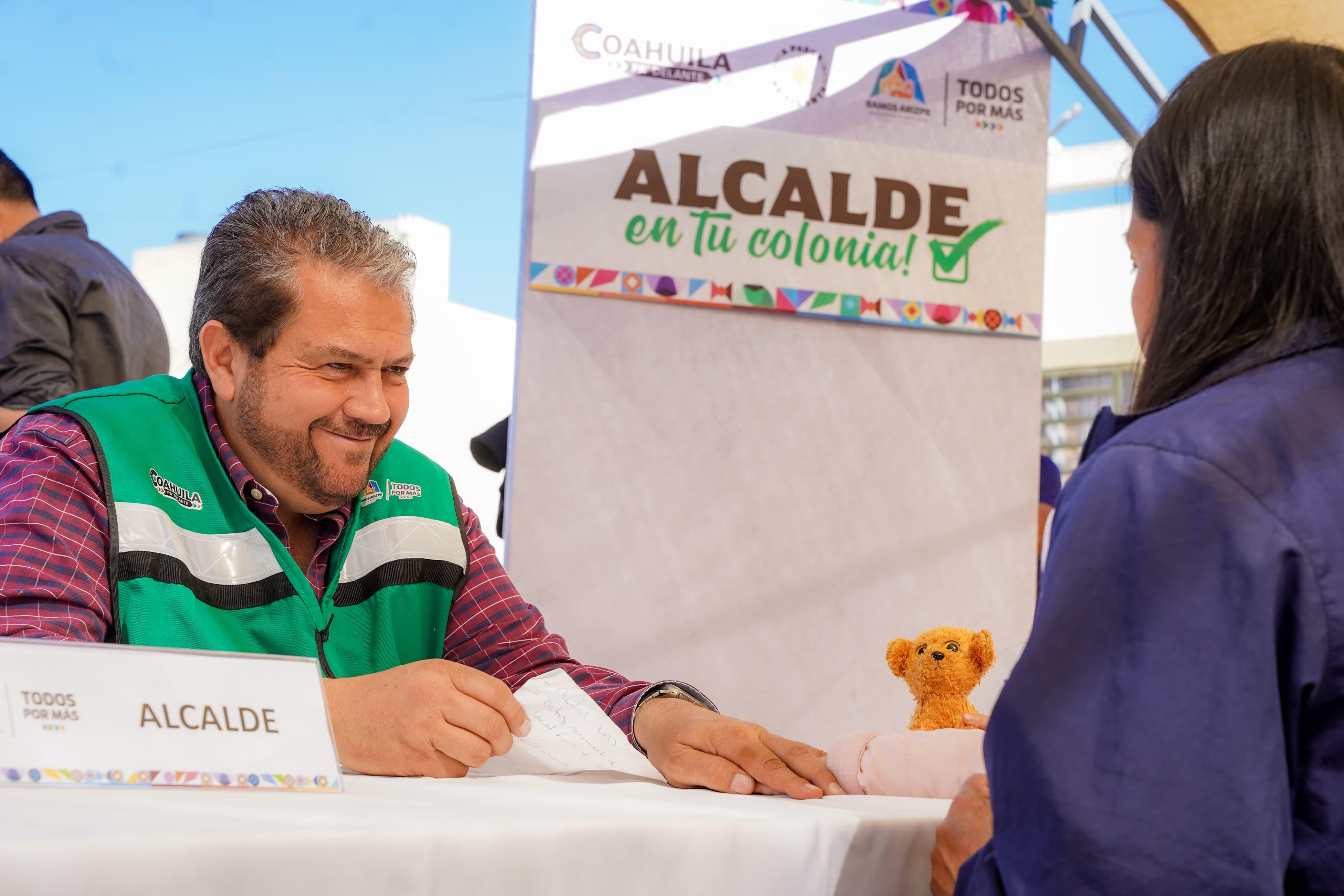 Atiende Tomás Gutierrez a vecinos de Villas del Sol