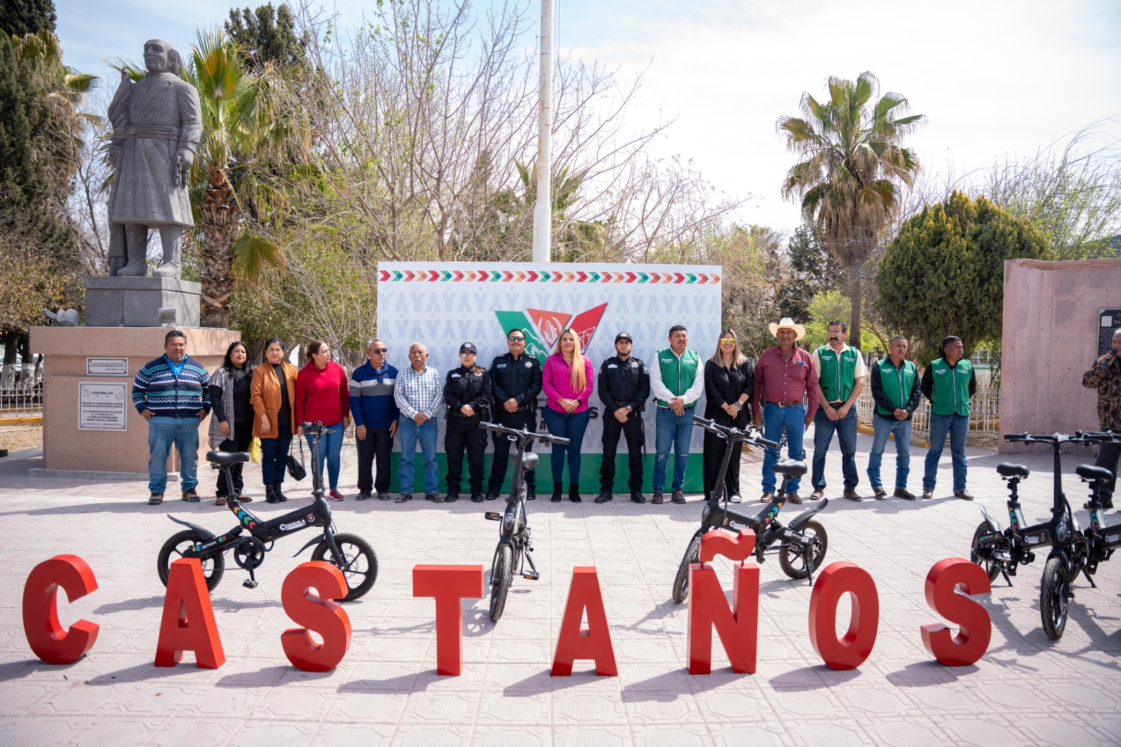 Entrega Yesica bicicletas eléctricas a policías de Castaños