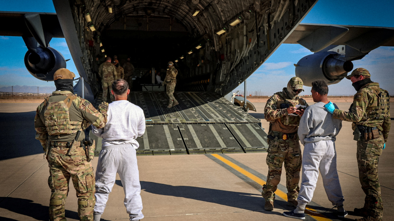 El Pentágono informa de la llegada a Guantánamo de los primeros «diez inmigrantes ilegales de alta peligrosidad»