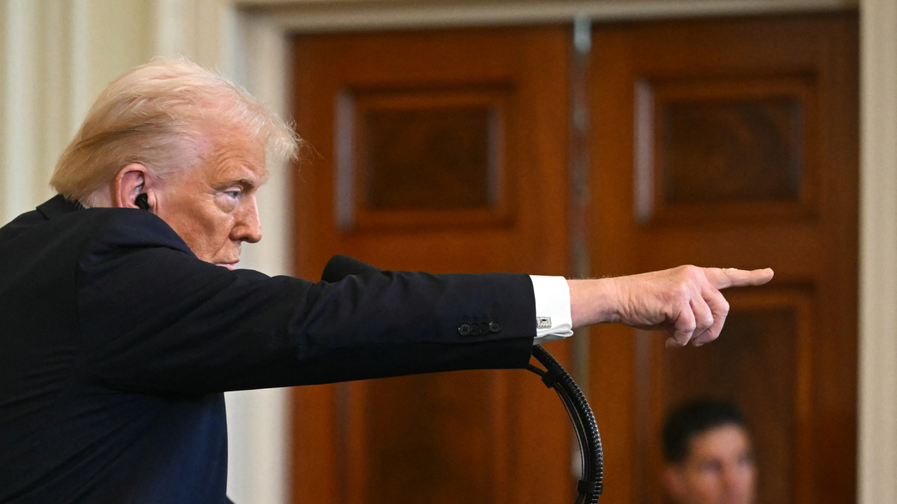 Trump se lanza contra «jueces altamente politizados» por bloquear sus medidas