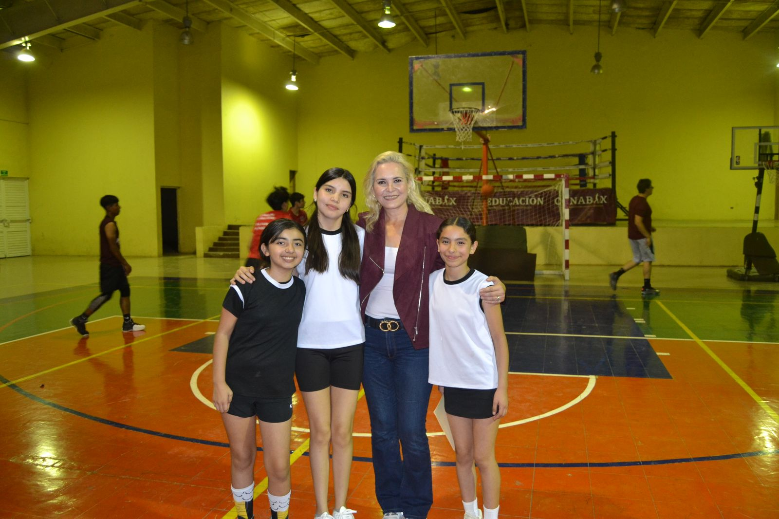 Inaugura Laura Jiménez Gachupina, torneo de Básquetbol y Handball infantil y libre en Múzquiz.