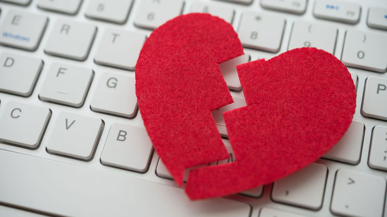Qué no te roben más allá del corazón: ¿Qué son las estafas románticas y cómo prevenirlas?