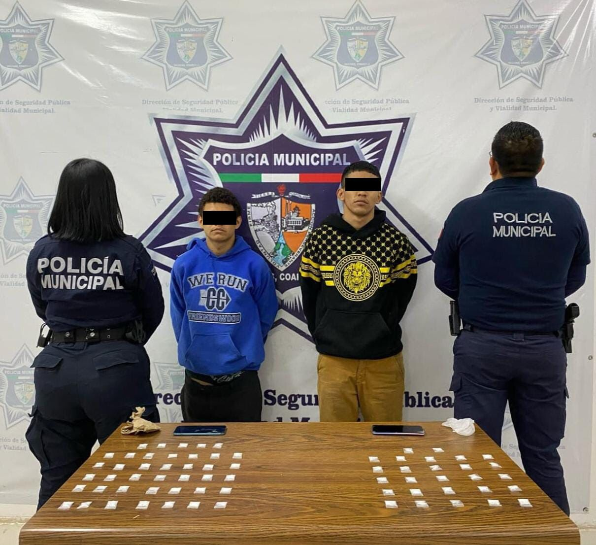 Detienen a dos jóvenes en posesión de drogas