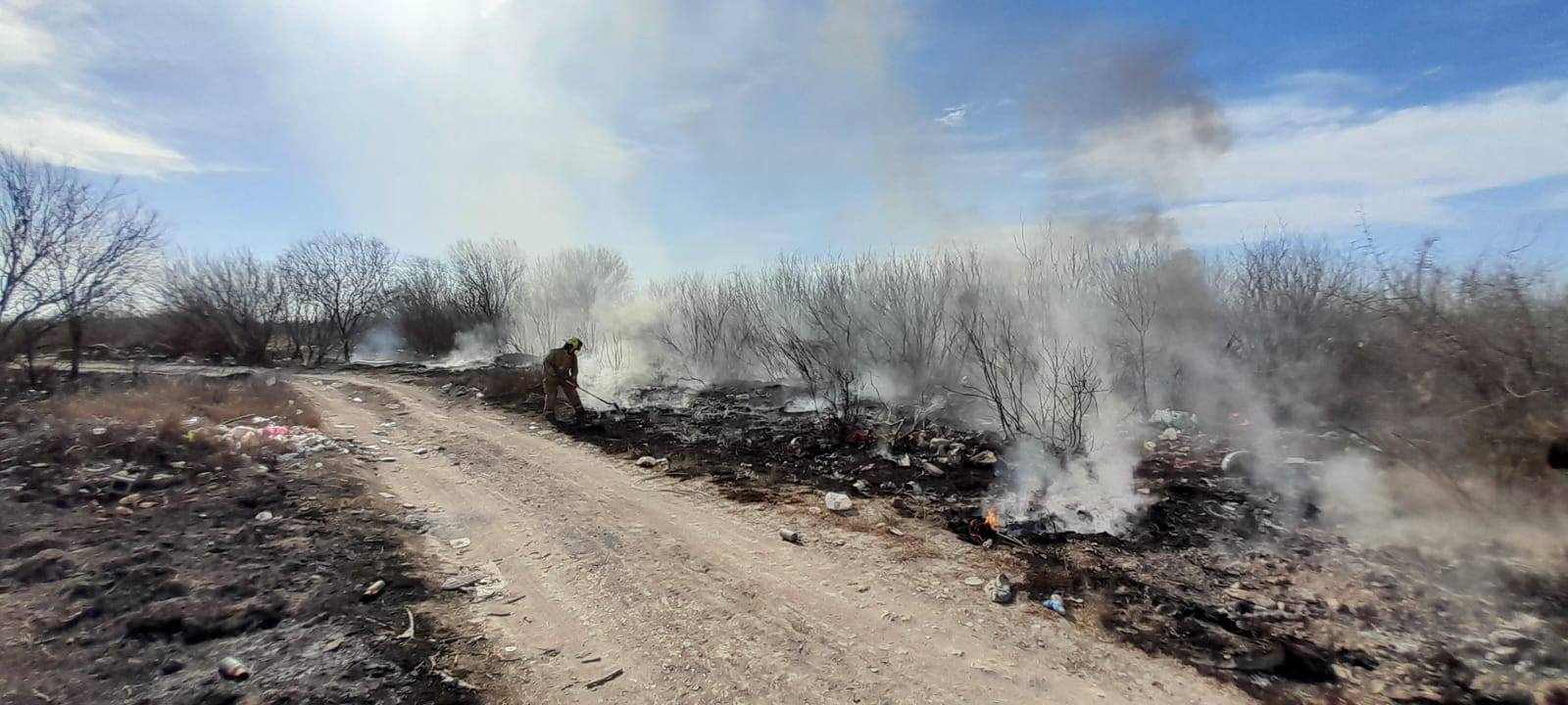 Bomberos sofocan incendio de pastizales
