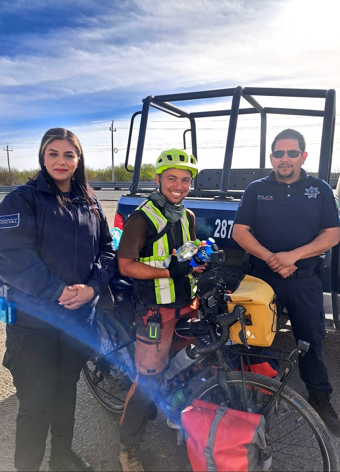 Policía preventiva brinda apoyo a ciclista Francés a su paso por Sabinas.