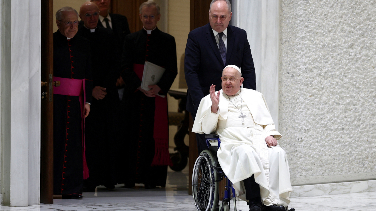 El papa muestra leve mejoría tras neumonía, según el Vaticano