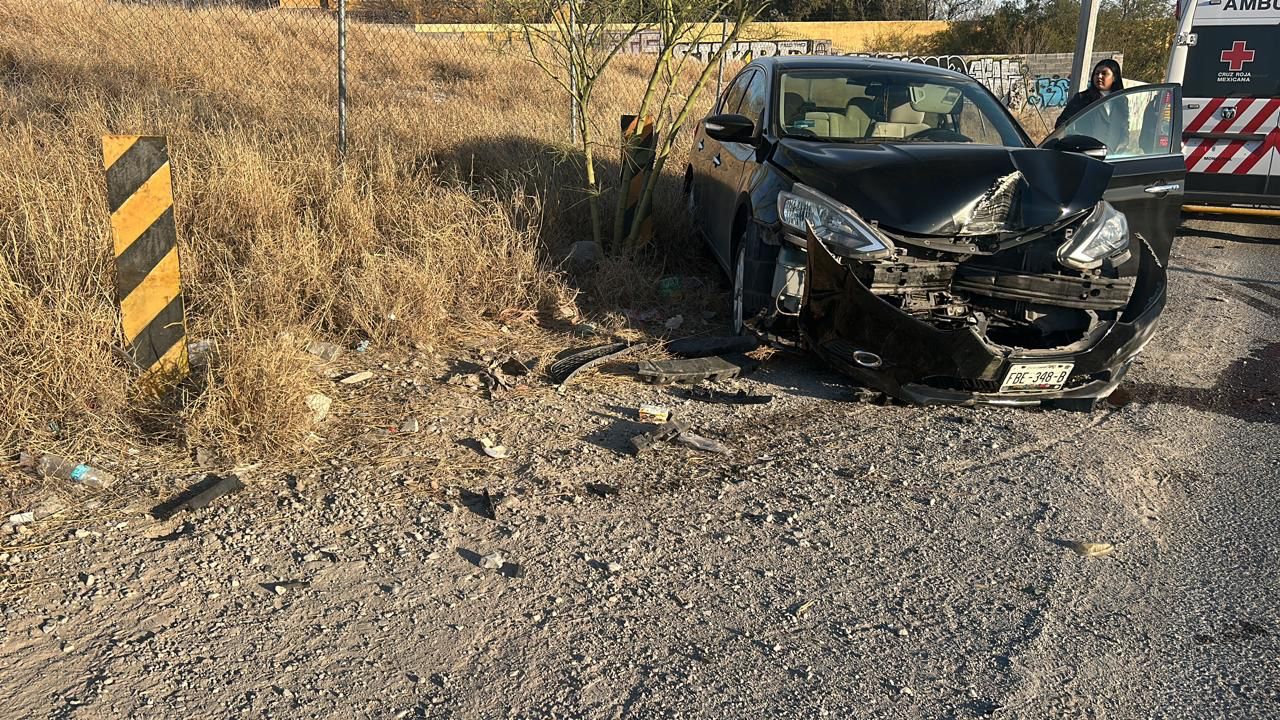 Por esquivar un cachorro se impacta contra poste