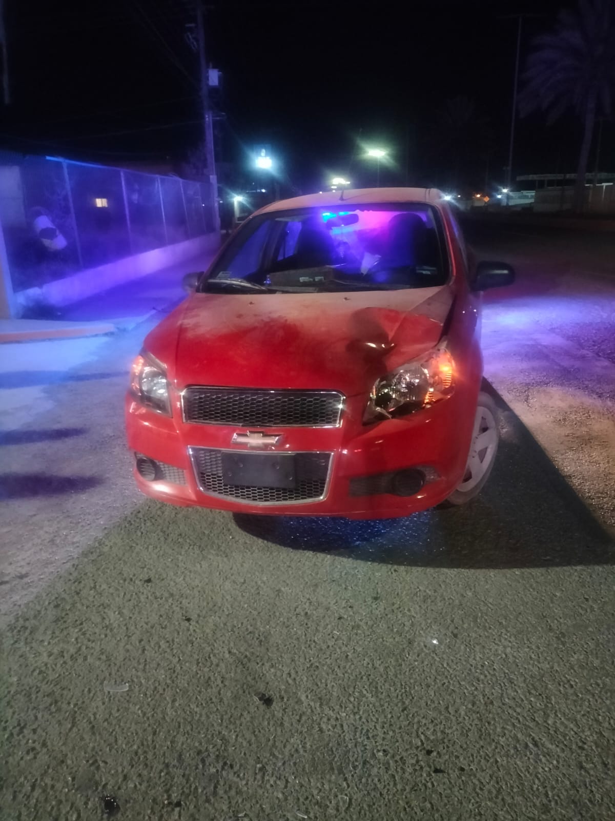 Lleva Aveo peor parte al impactar camioneta