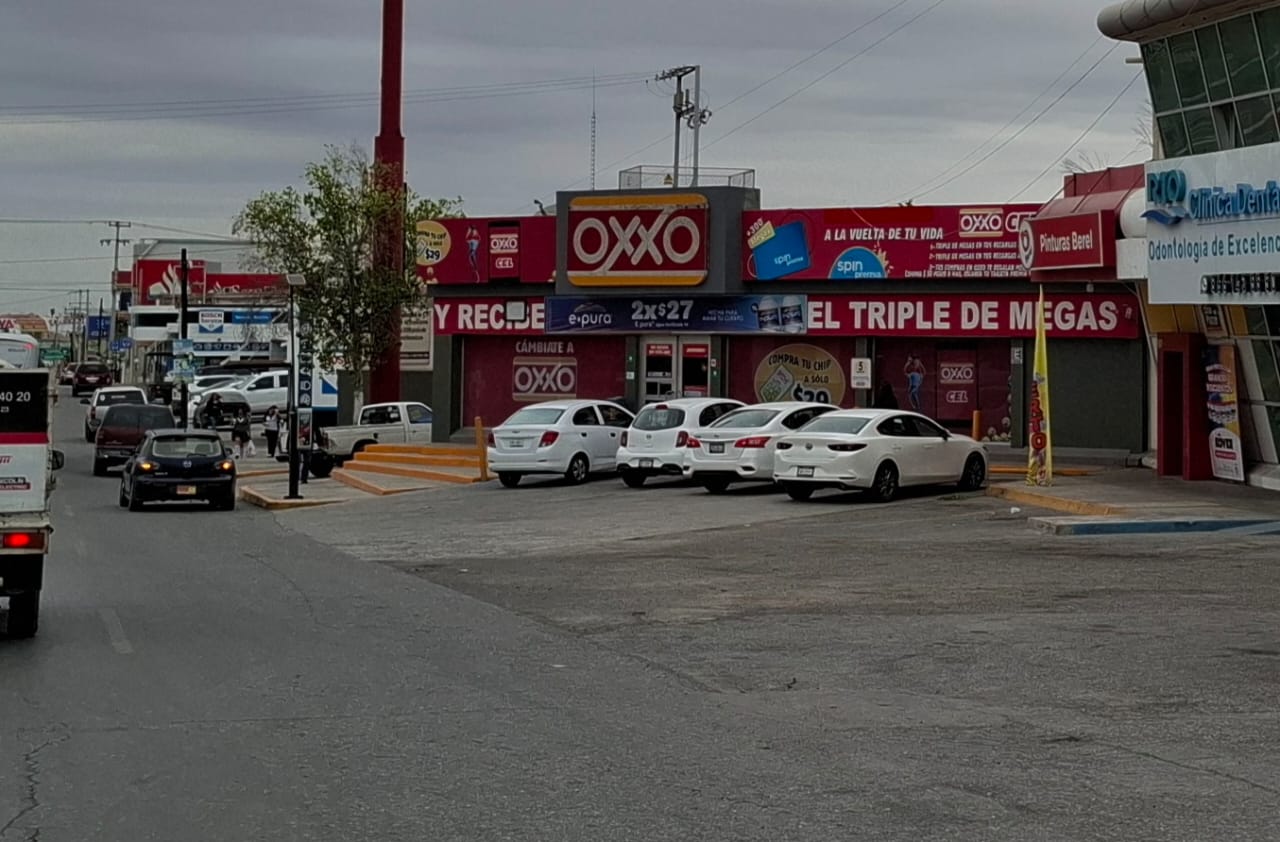Armado con machete hombre asalta Oxxo