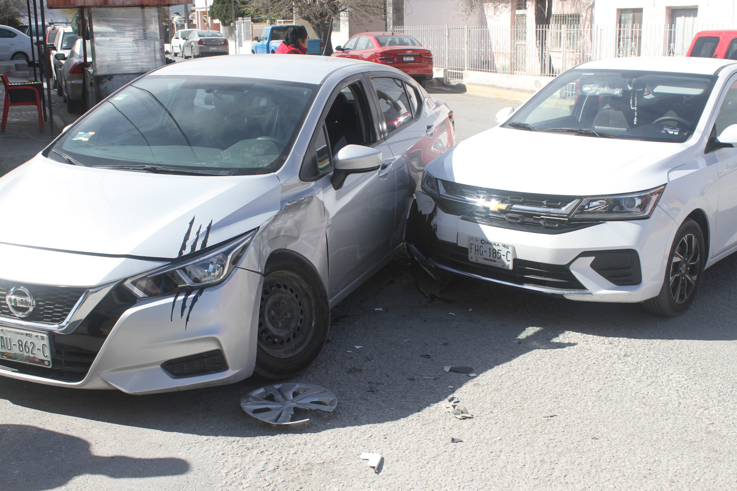 Fuerte choque entre dos autos compactos