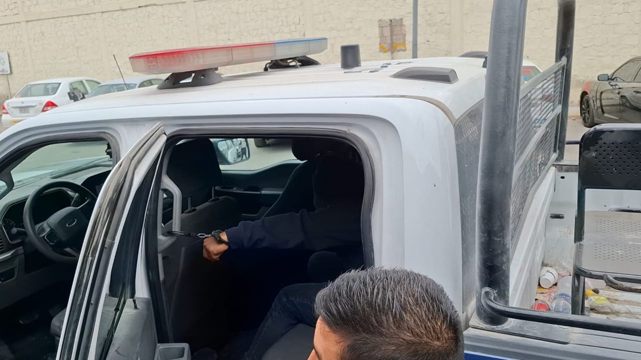 Aterroriza a sus hijos y ahorca a su esposa