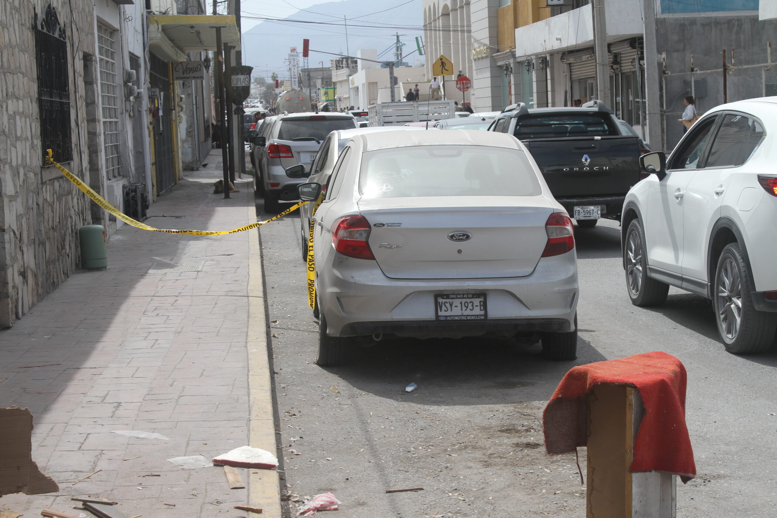 Reportan 2 autos abandonados en primer cuadro de la ciudad