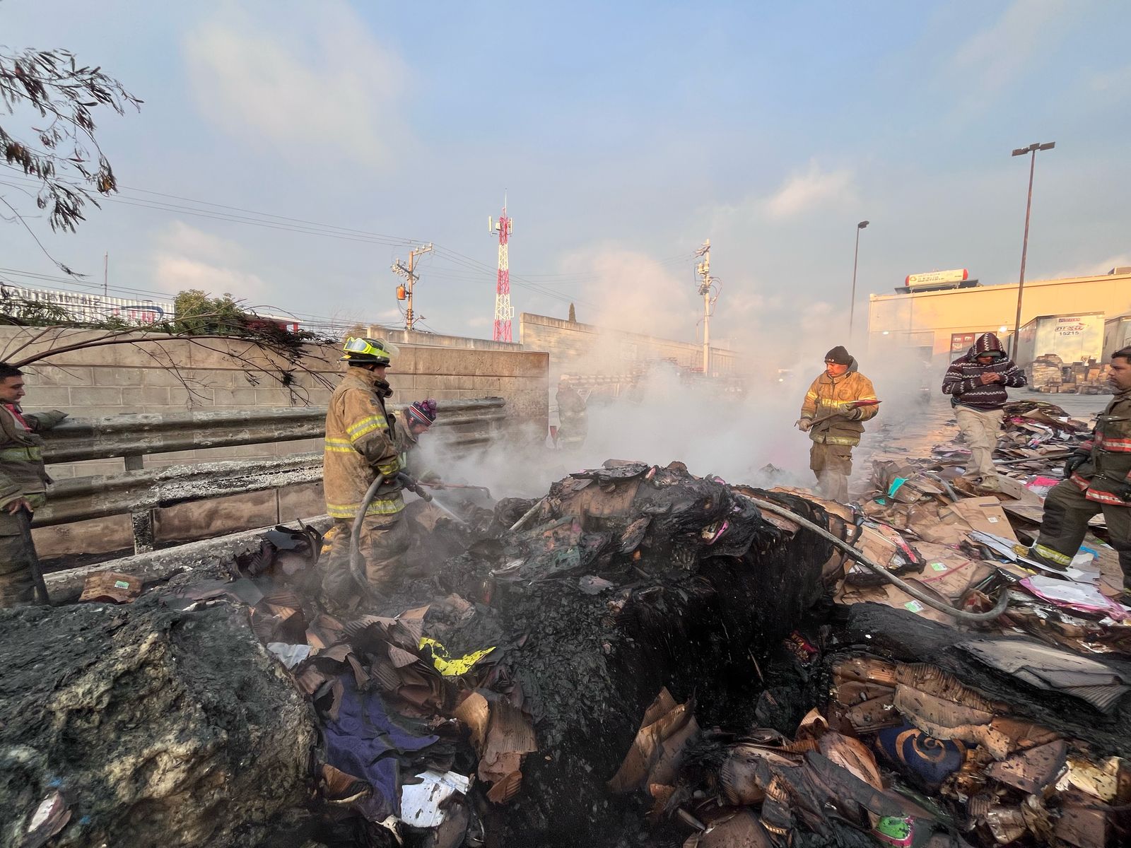 Destruye incendio bodegas Walmart