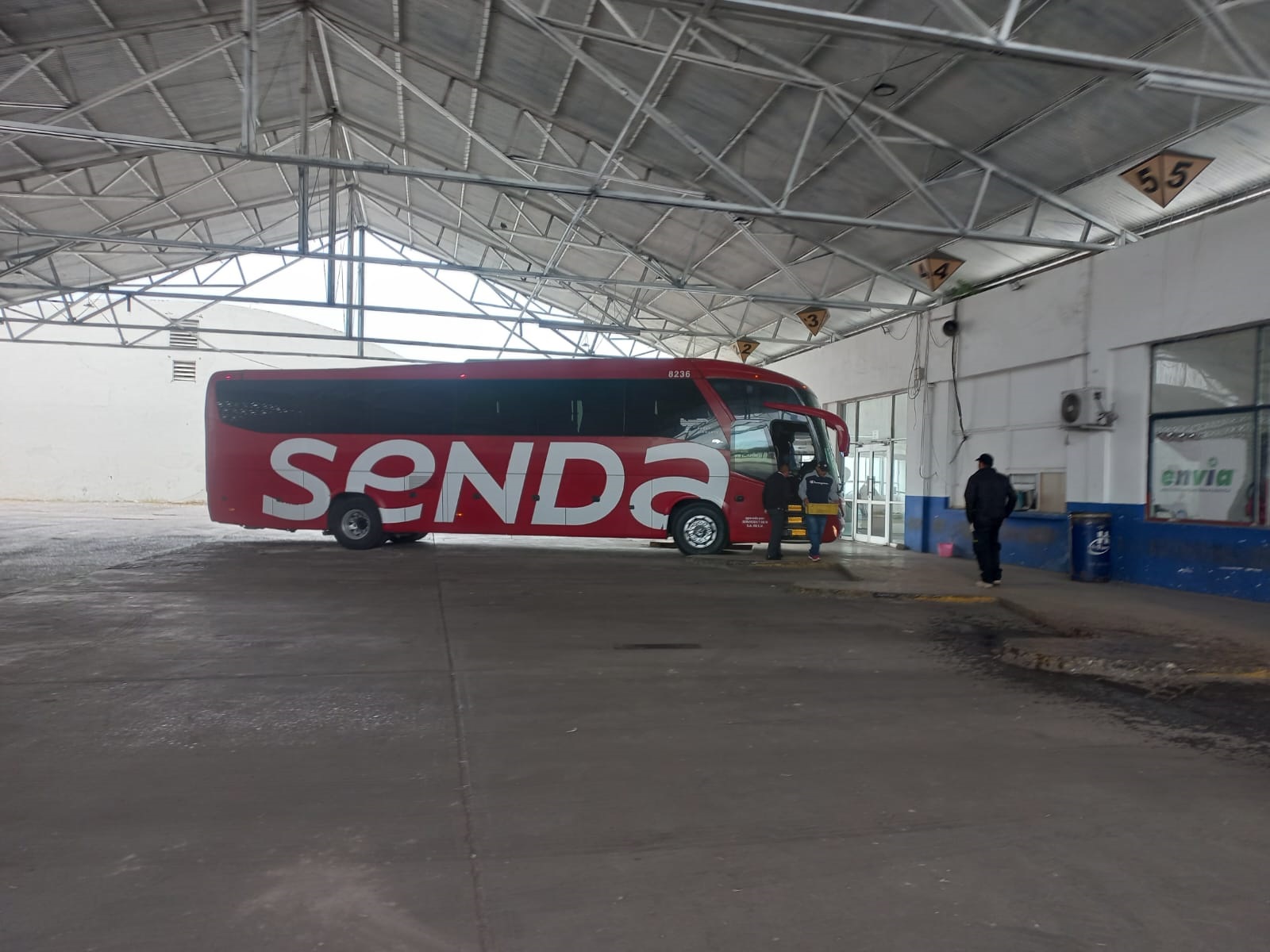 Apoyan transportistas a personas repatriadas