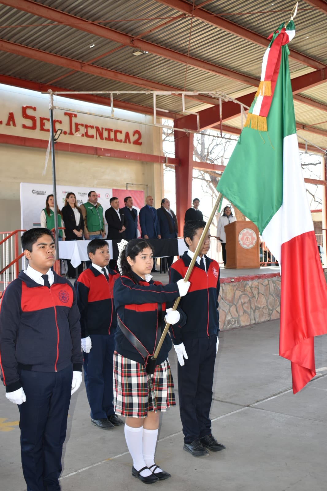 Entregan mobiliario escolar a secundaria