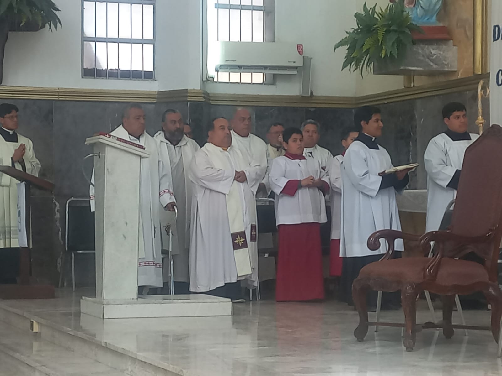 Llama Obispo a la unidad