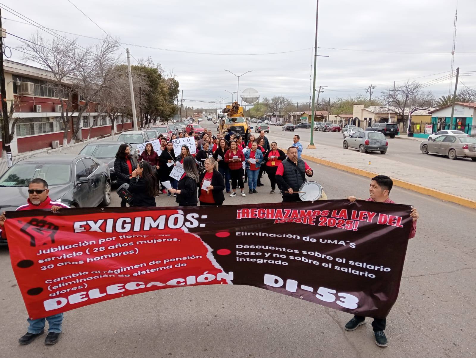 Marchan maestros contra reforma a la Ley del ISSSTE