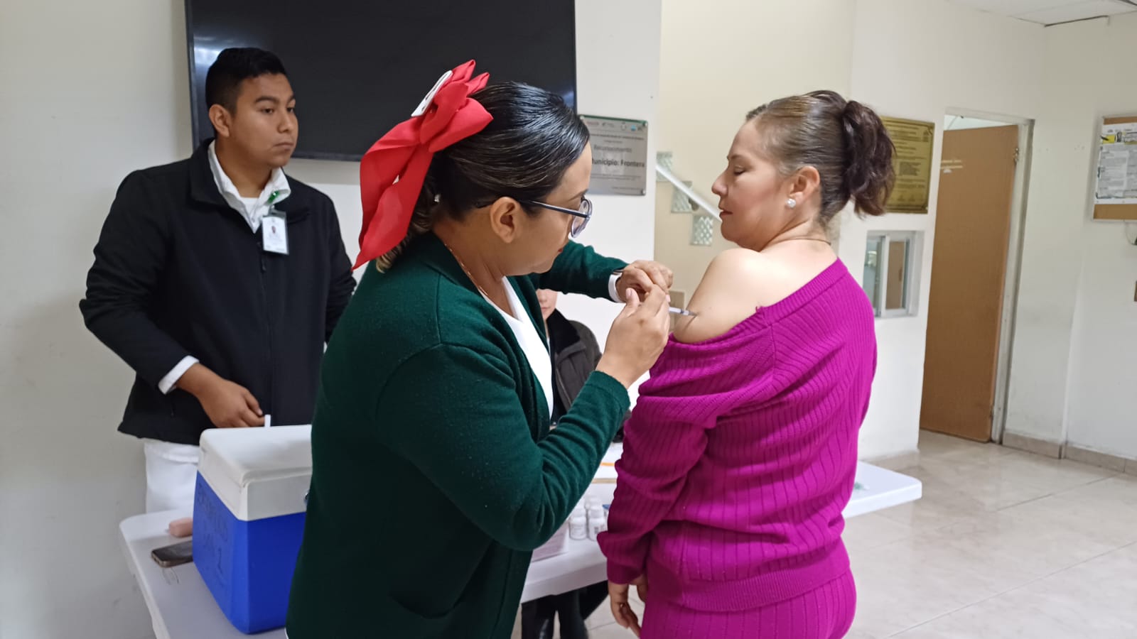 Vacunan en Presidencia contra Influenza y Covid-19
