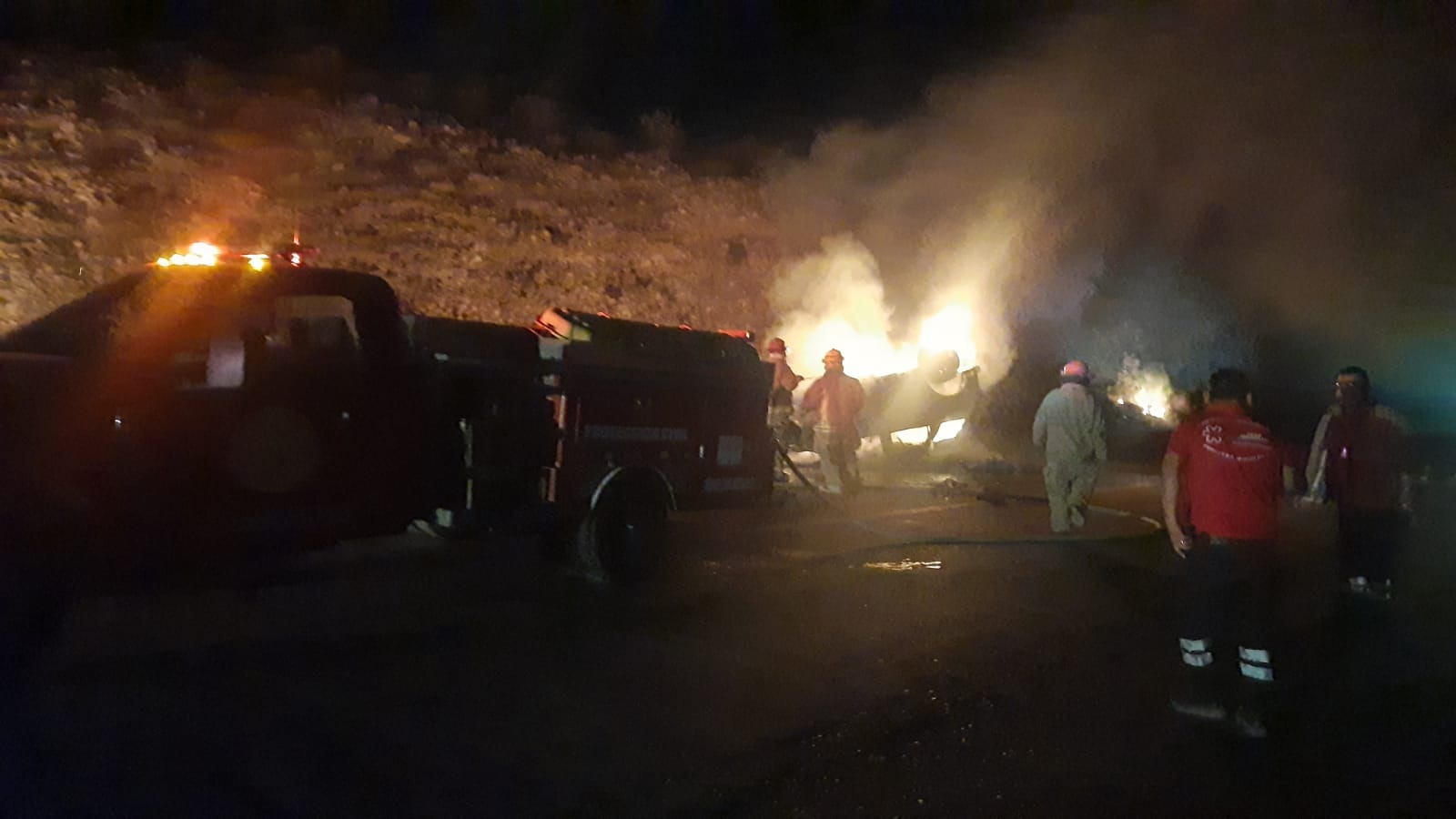 Tras volcar vehículo se incendia; se salva mujer